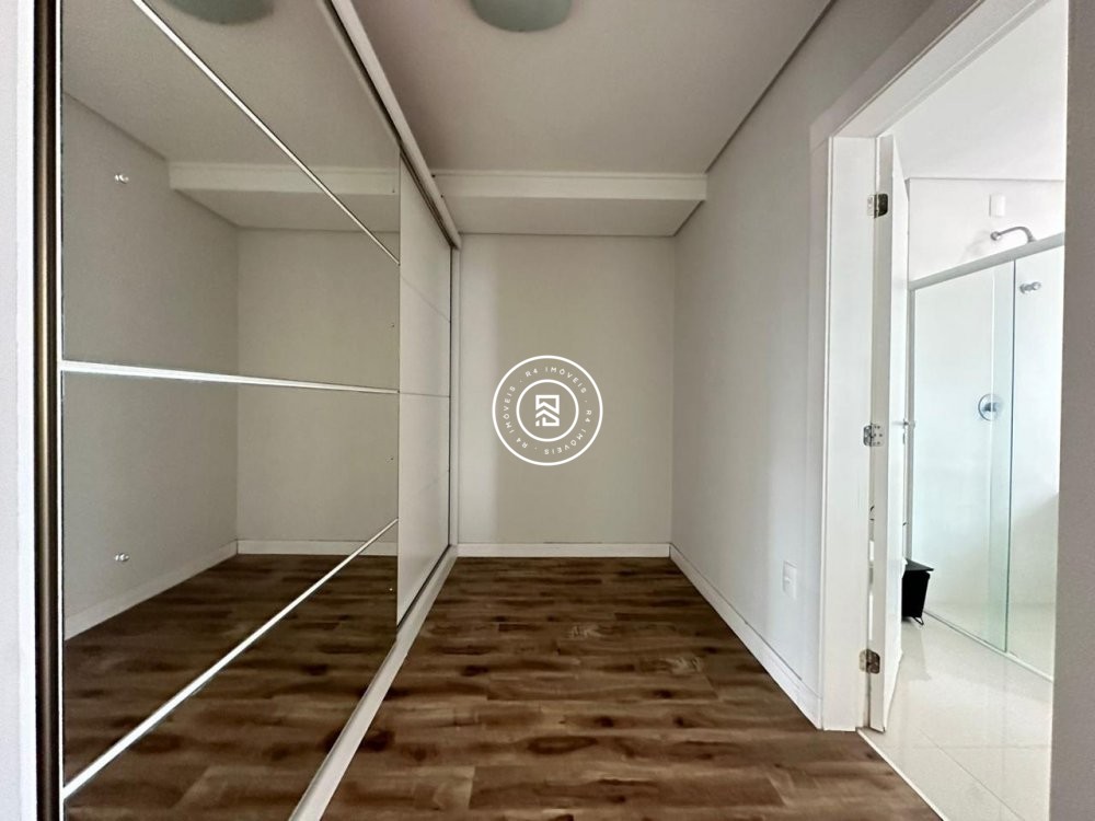 Apartamento novo na Meia Praia com 2 sutes