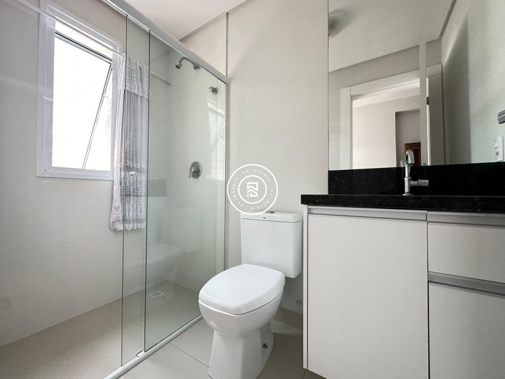 Apartamento novo na Meia Praia com 2 sutes