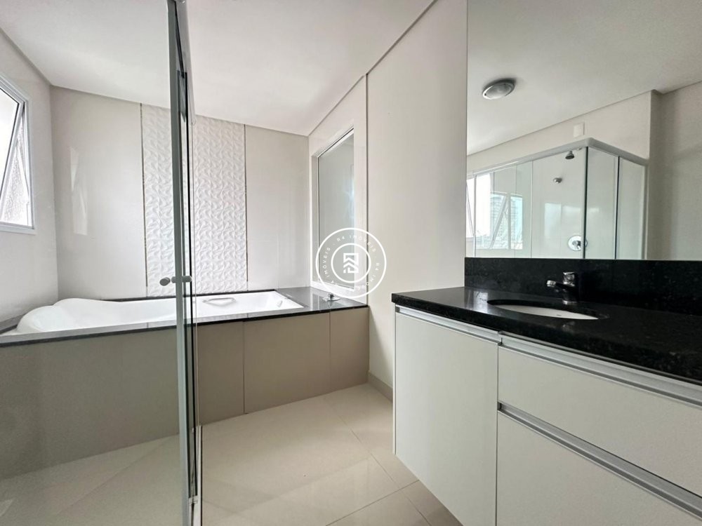 Apartamento novo na Meia Praia com 2 sutes