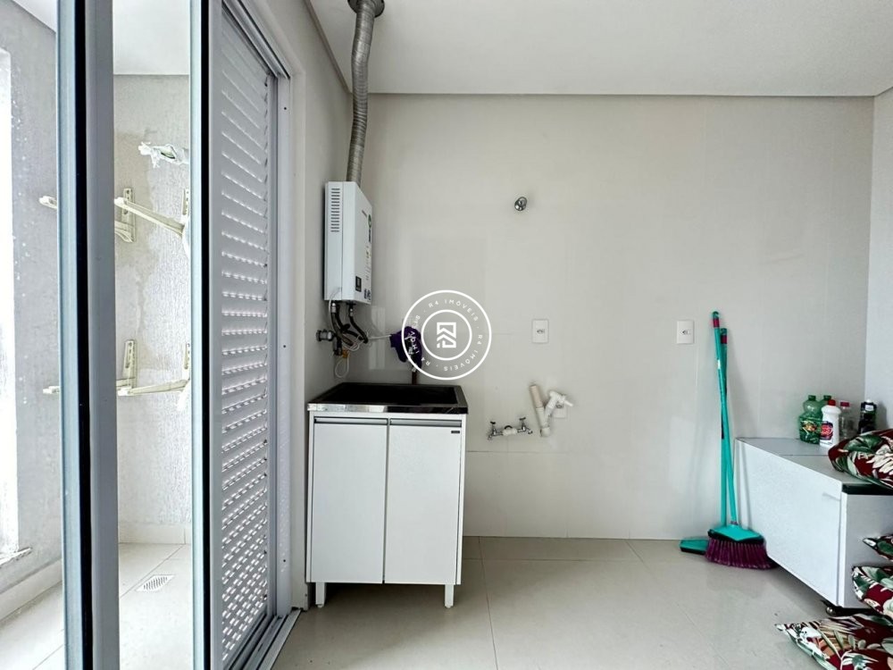 Apartamento novo na Meia Praia com 2 sutes