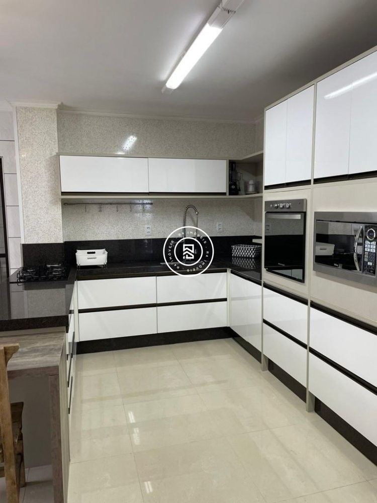 Cobertura Frente mar, 04 dormitorios, 02 vagas