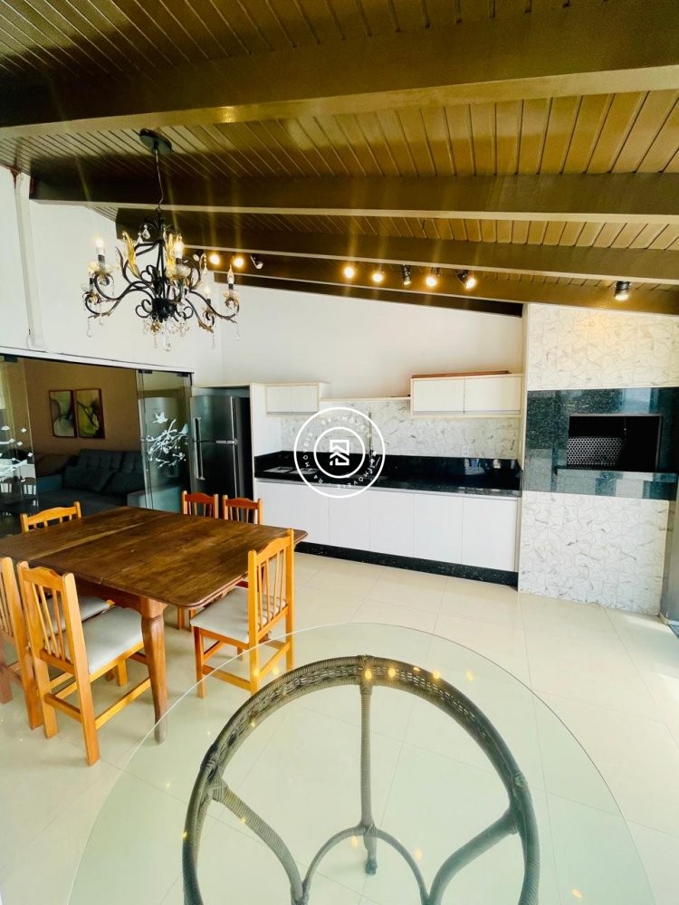 Cobertura Frente mar, 04 dormitorios, 02 vagas