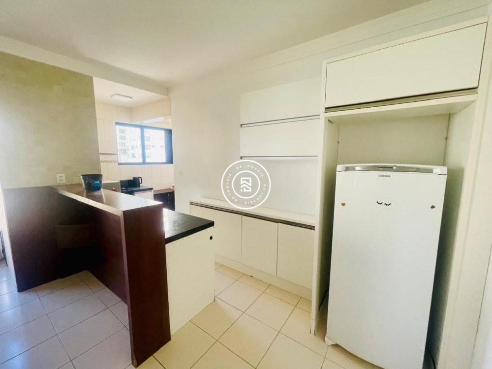 Apartamento quadra mar, 02 dormitorios, 01 vaga