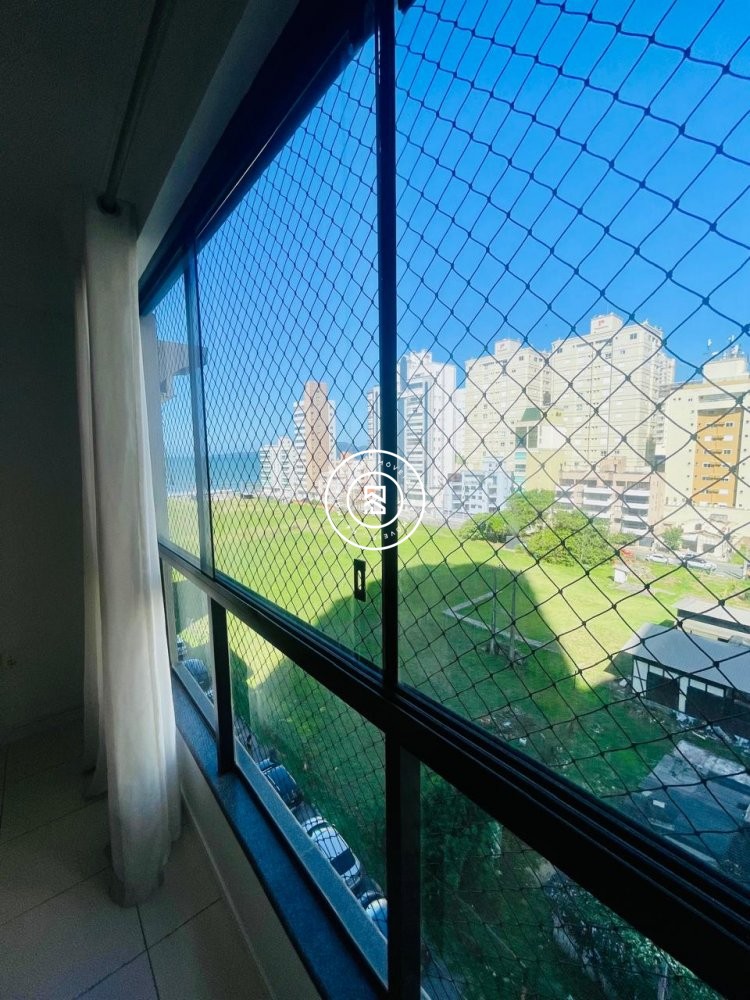 Apartamento quadra mar, 02 dormitorios, 01 vaga