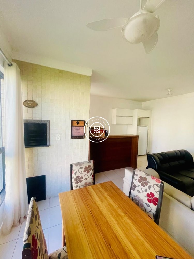 Apartamento quadra mar, 02 dormitorios, 01 vaga