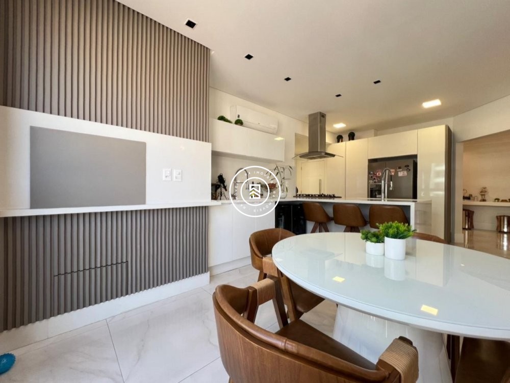 Apto mobiliado no cora��o da Meia Praia