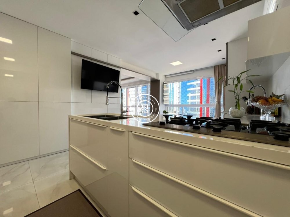 Apto mobiliado no cora��o da Meia Praia