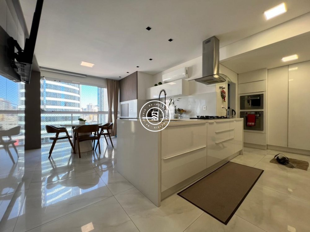 Apto mobiliado no cora��o da Meia Praia