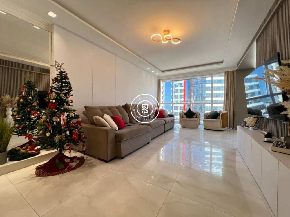 Apto mobiliado no cora��o da Meia Praia