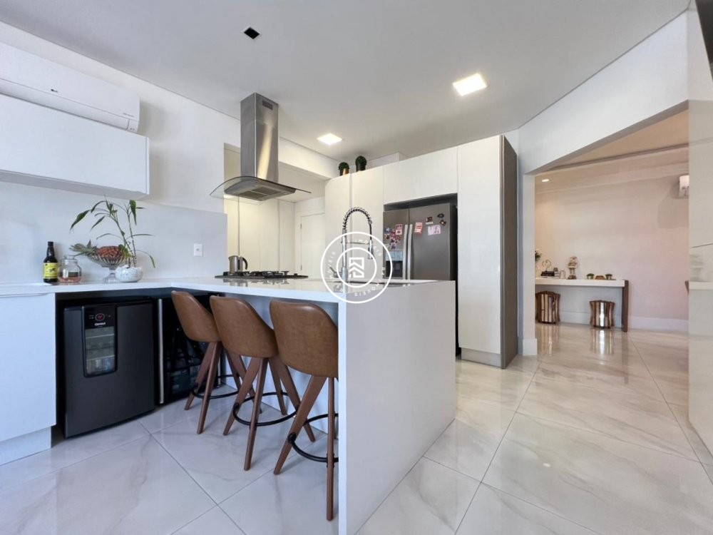 Apto mobiliado no cora��o da Meia Praia