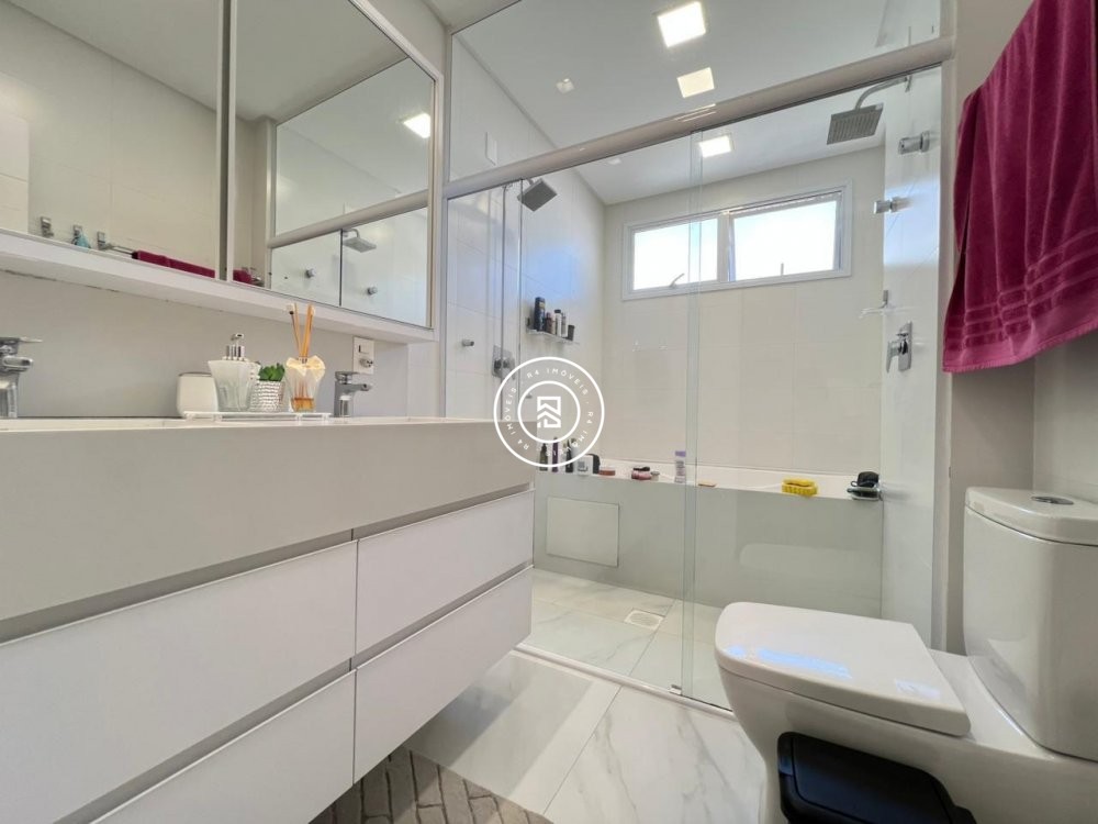 Apto mobiliado no cora��o da Meia Praia