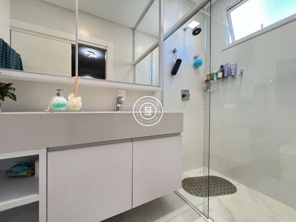 Apto mobiliado no cora��o da Meia Praia