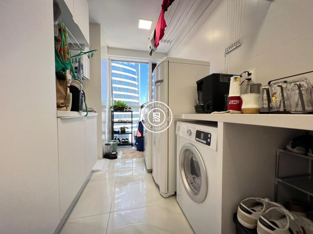 Apto mobiliado no cora��o da Meia Praia