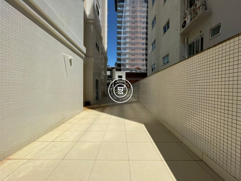 Apartamento quadra-mar mobiliado em Itapema