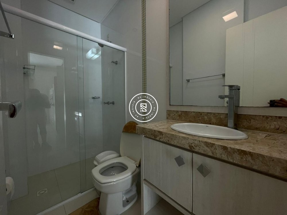 Apartamento quadra-mar mobiliado em Itapema