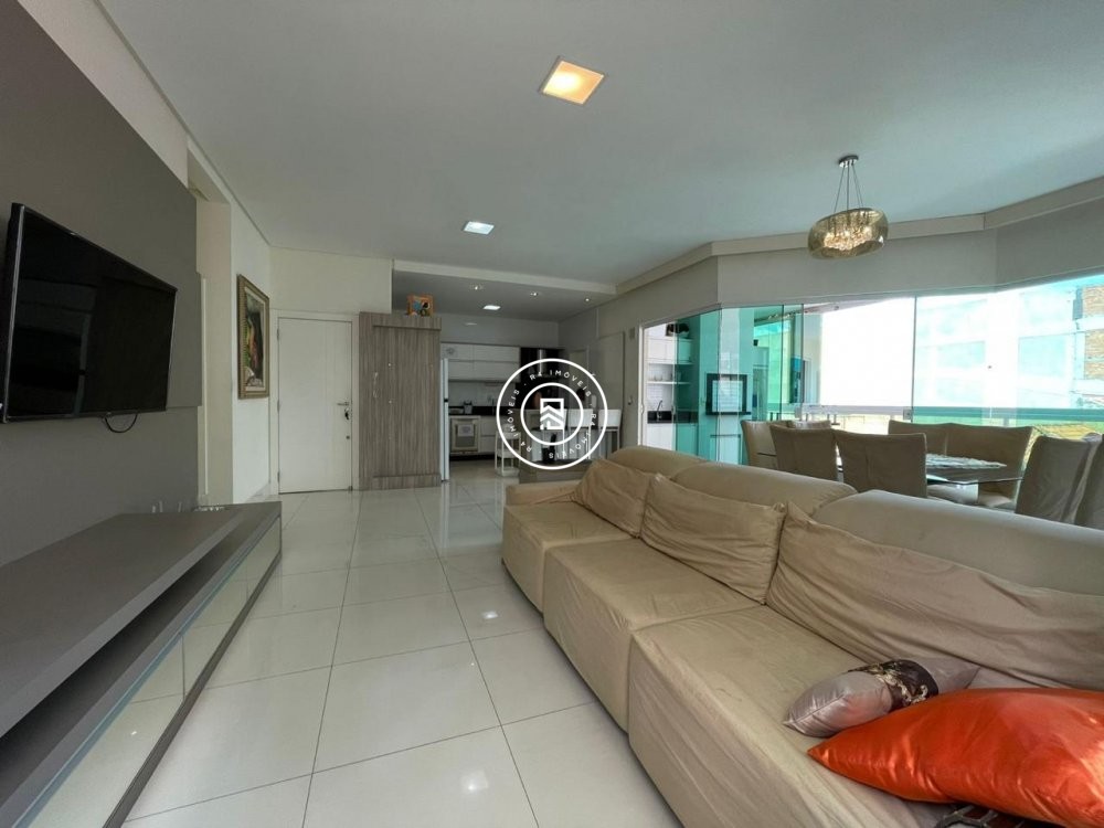 Apartamento quadra-mar mobiliado em Itapema