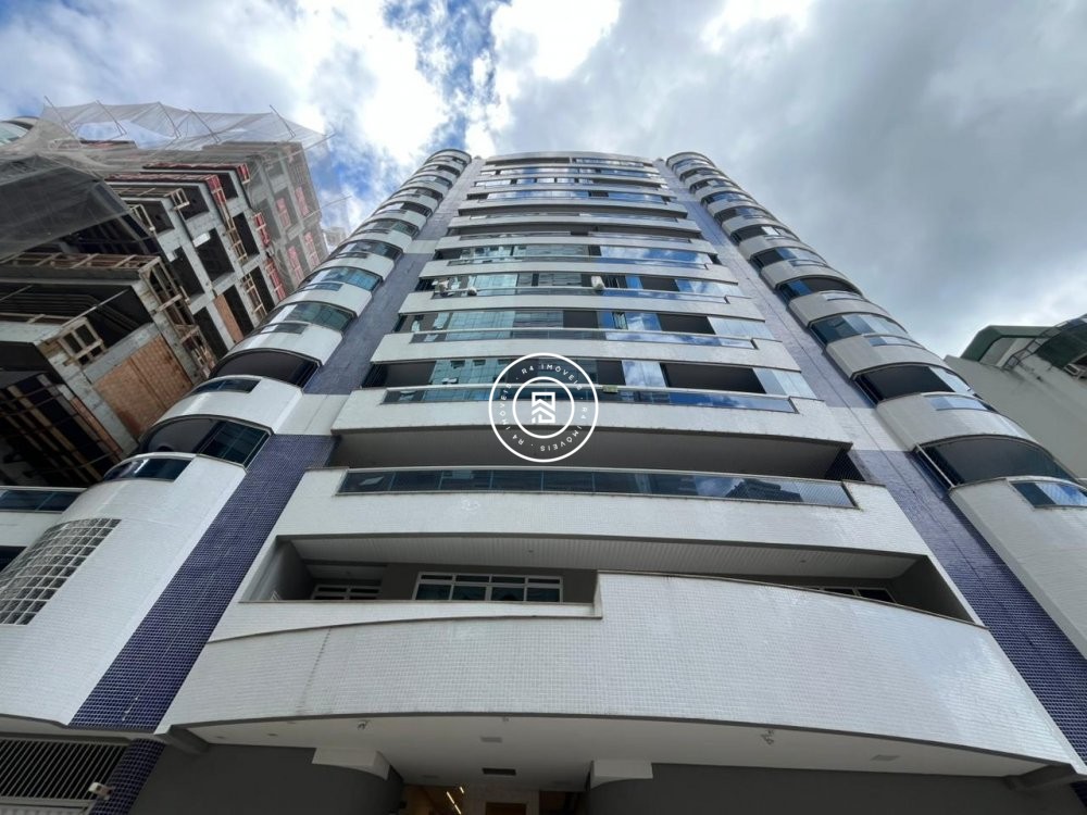 Apto mobiliado a 250m do mar