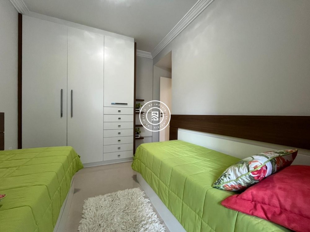 Apto mobiliado a 250m do mar