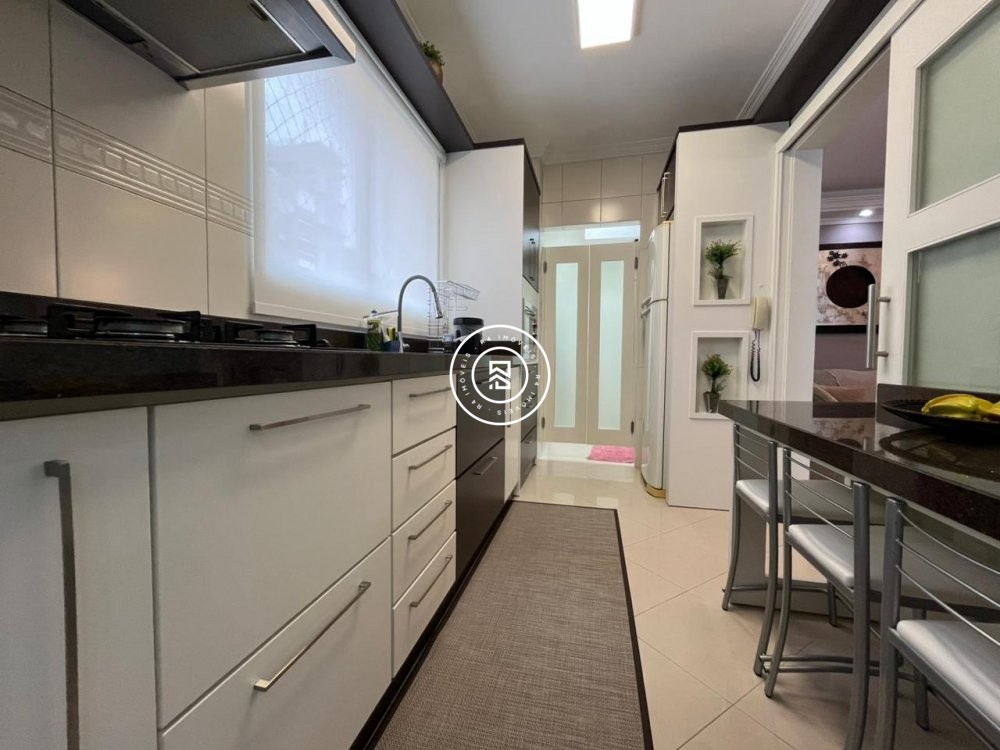 Apto mobiliado a 250m do mar