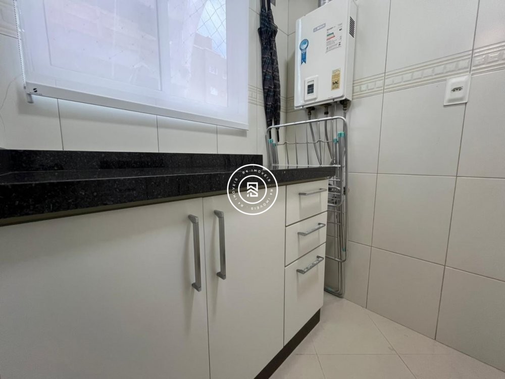 Apto mobiliado a 250m do mar