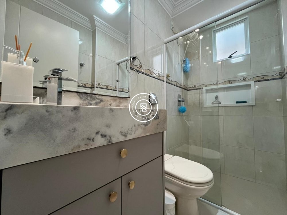 Apto mobiliado a 250m do mar