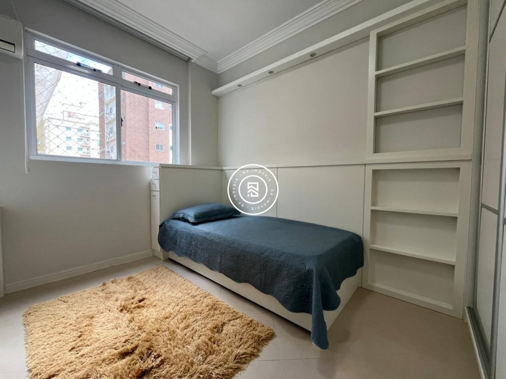 Apto mobiliado a 250m do mar