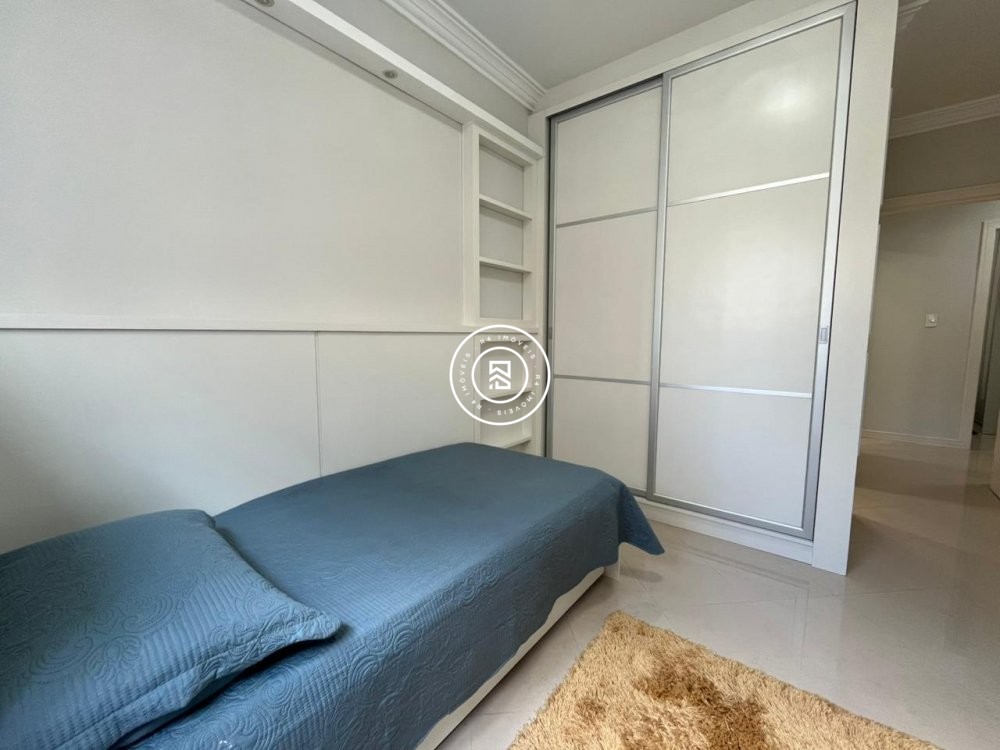 Apto mobiliado a 250m do mar