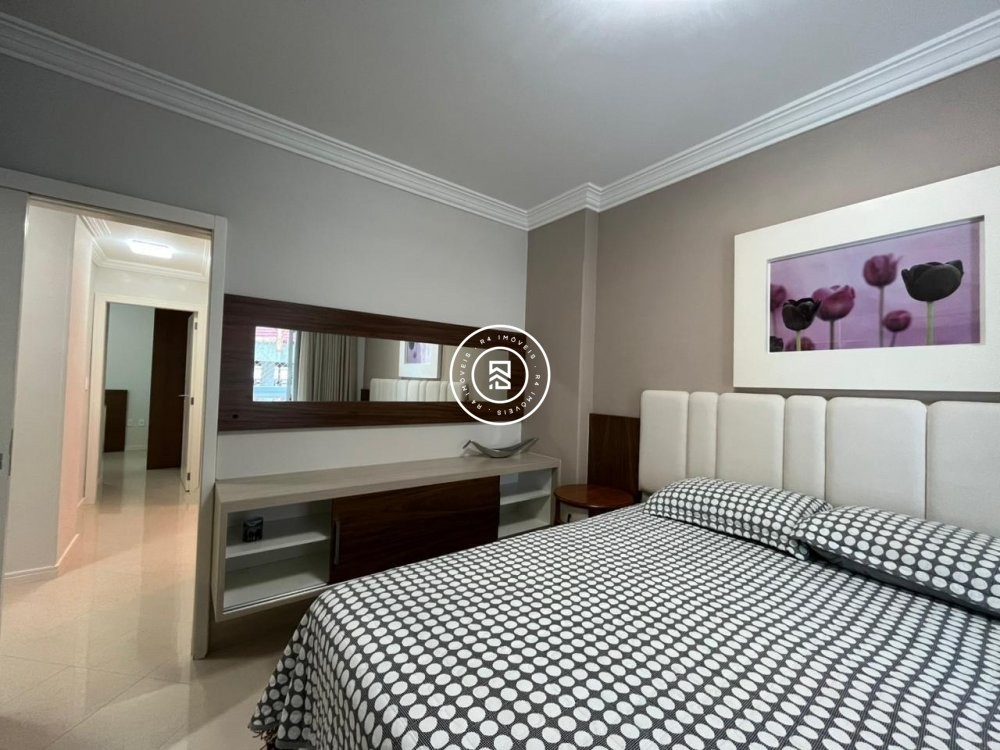 Apto mobiliado a 250m do mar