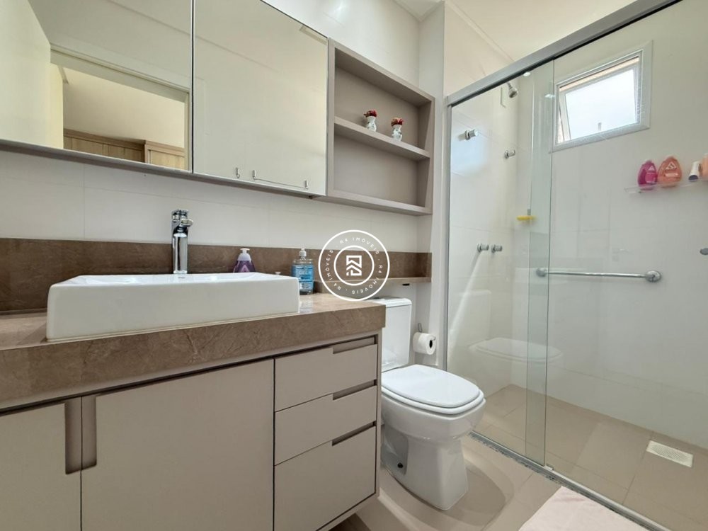 Apartamento mobiliado com tr�s dormit�rios