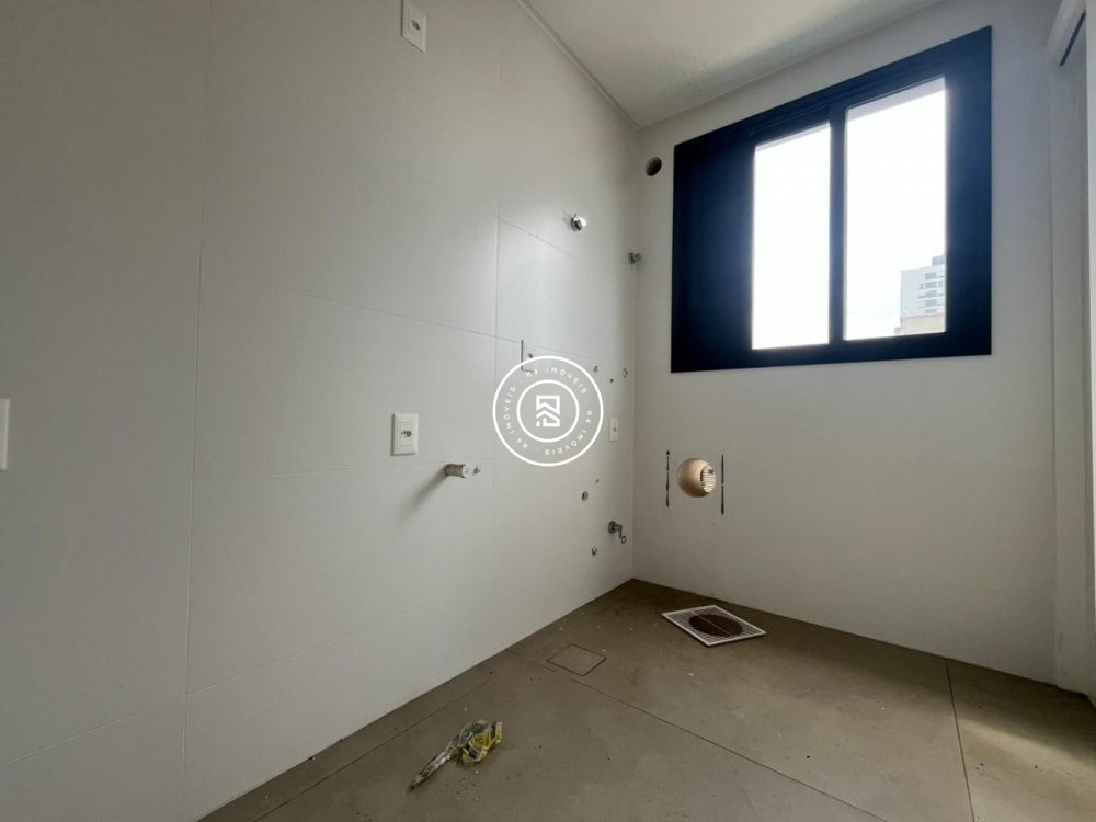 Apto na Av Nereu Ramos, Meia Praia