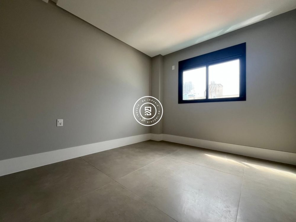 Apto na Av Nereu Ramos, Meia Praia