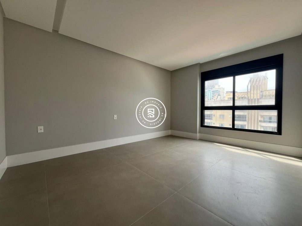 Apto na Av Nereu Ramos, Meia Praia