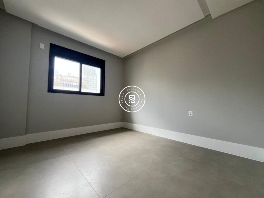 Apto na Av Nereu Ramos, Meia Praia