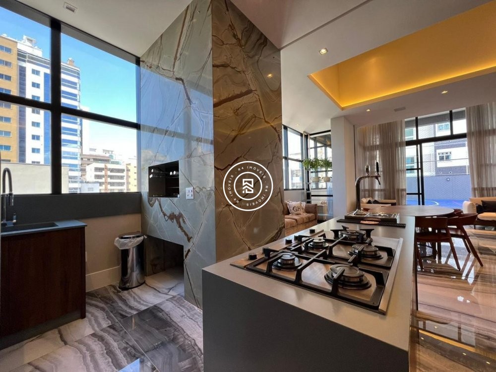 Apto na Av Nereu Ramos, Meia Praia