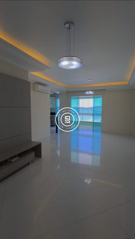 Apartamento na quadra-mar em Meia Praia