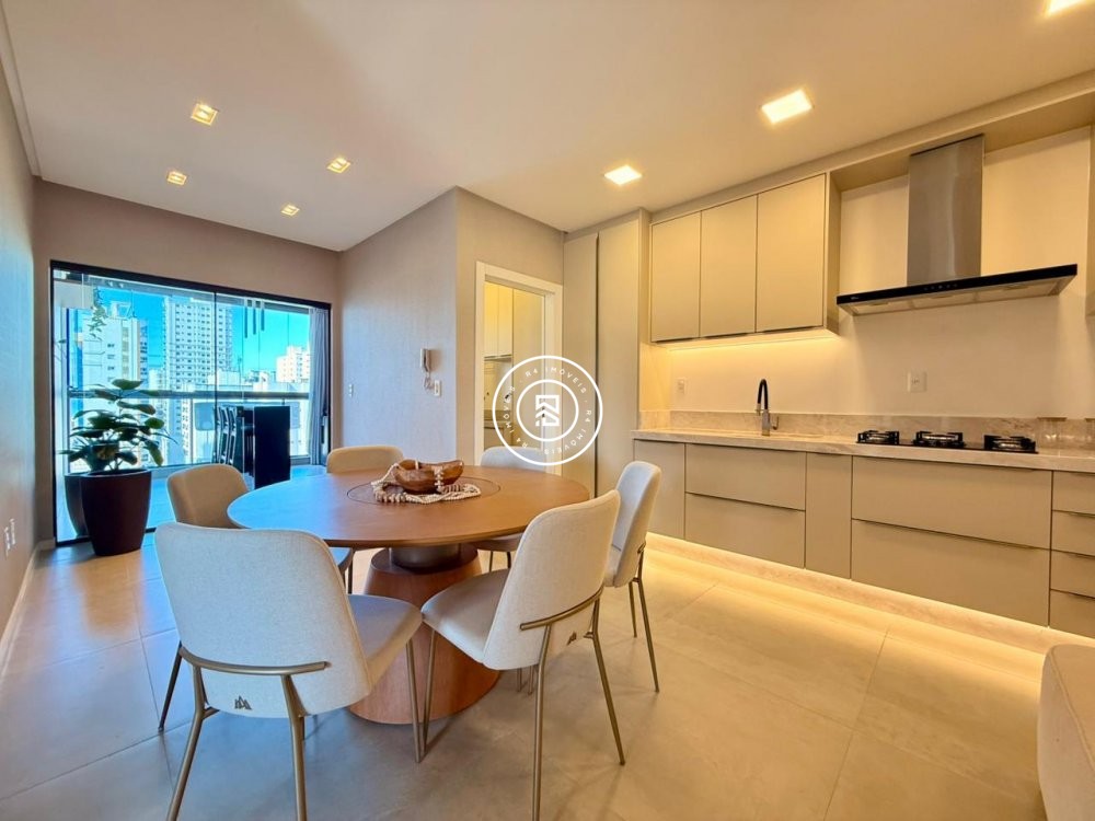 Apartamento mobiliado e decorado na Meia Praia