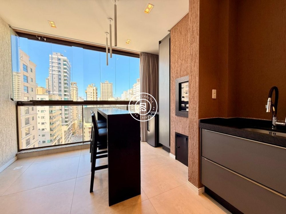 Apartamento mobiliado e decorado na Meia Praia