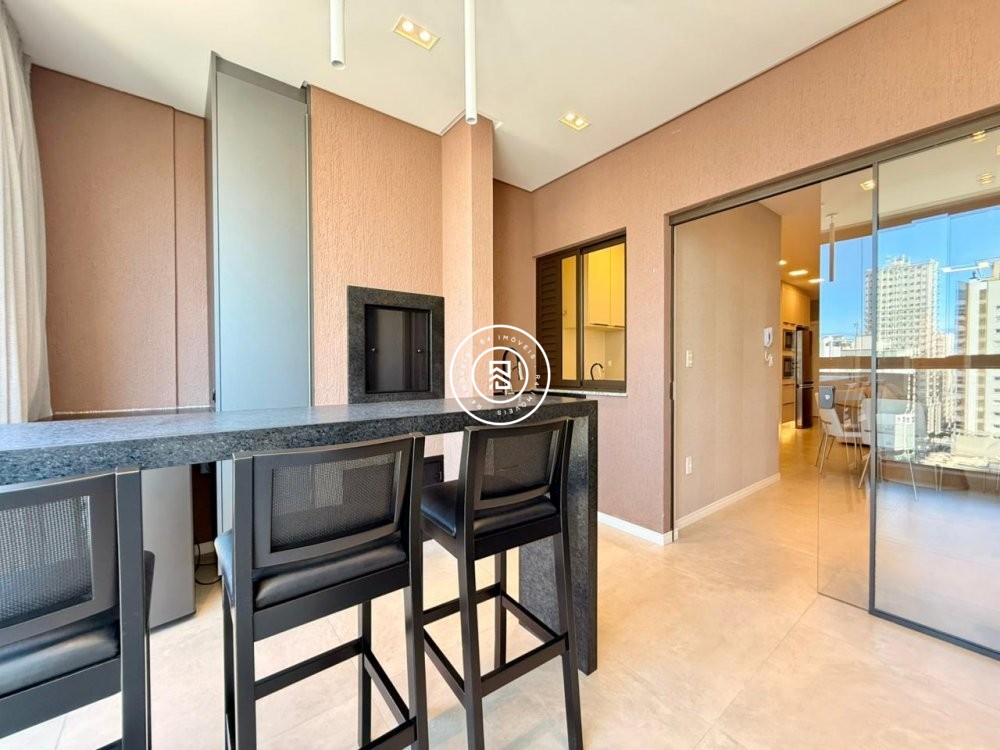 Apartamento mobiliado e decorado na Meia Praia