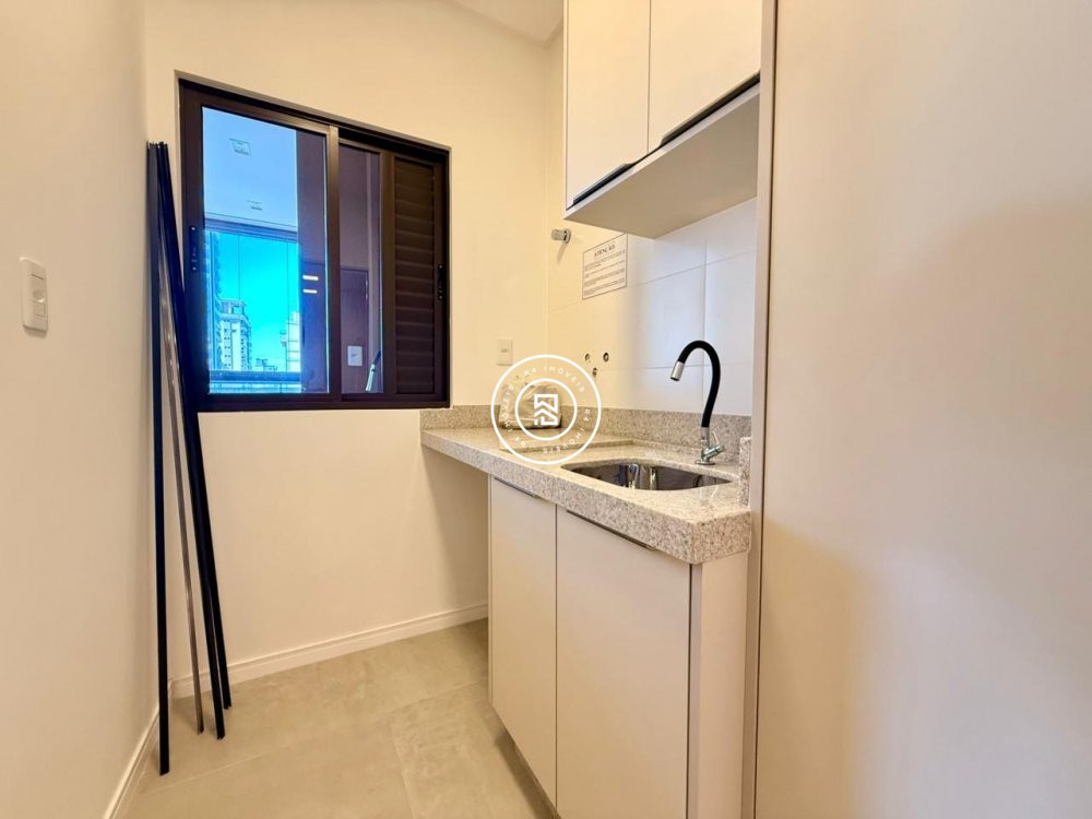 Apartamento mobiliado e decorado na Meia Praia