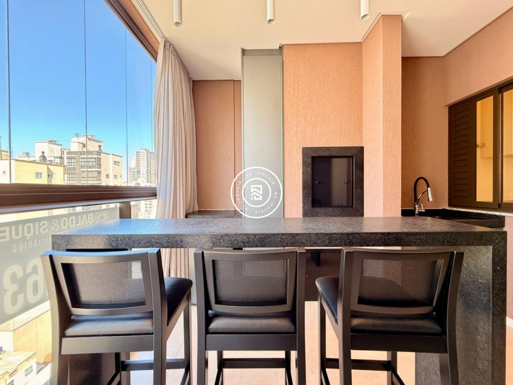 Apartamento mobiliado e decorado na Meia Praia