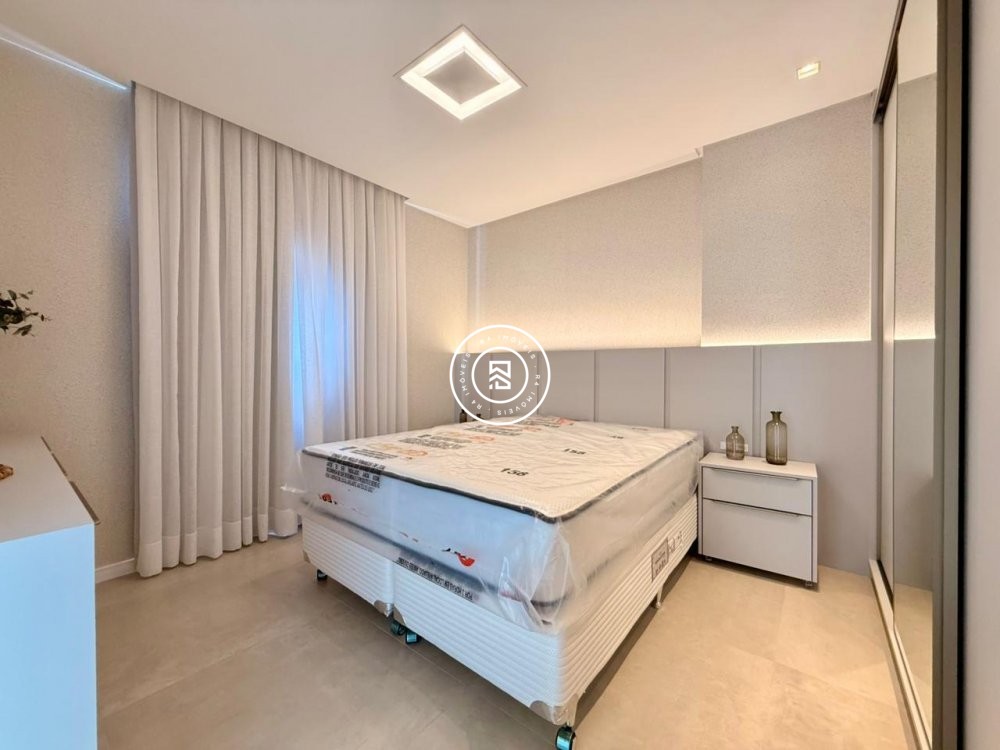 Apartamento mobiliado e decorado na Meia Praia