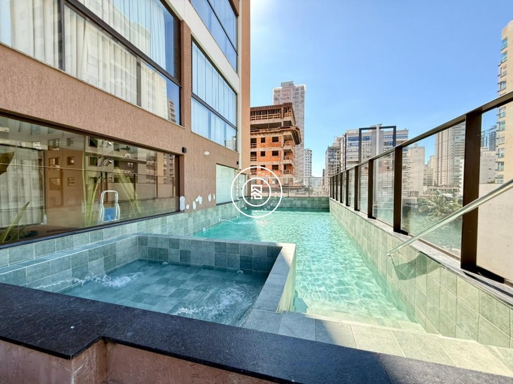 Apartamento mobiliado e decorado na Meia Praia