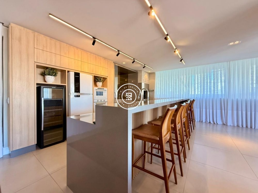 Apartamento mobiliado e decorado na Meia Praia