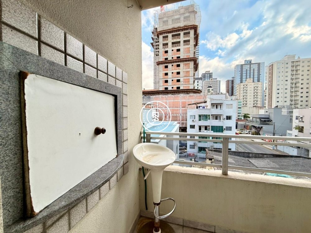 Apartamento mobiliado na Meia Praia