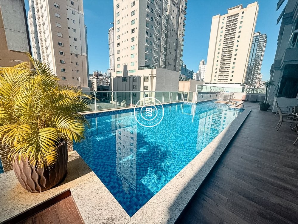 Excelente apartamento na Meia Praia
