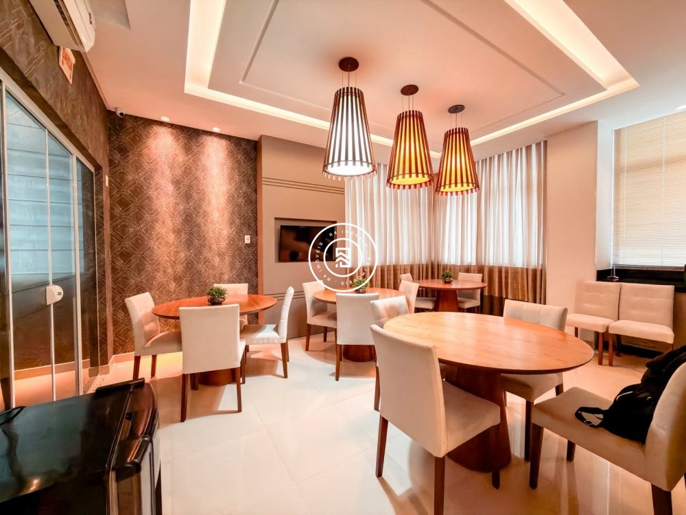Excelente apartamento na Meia Praia