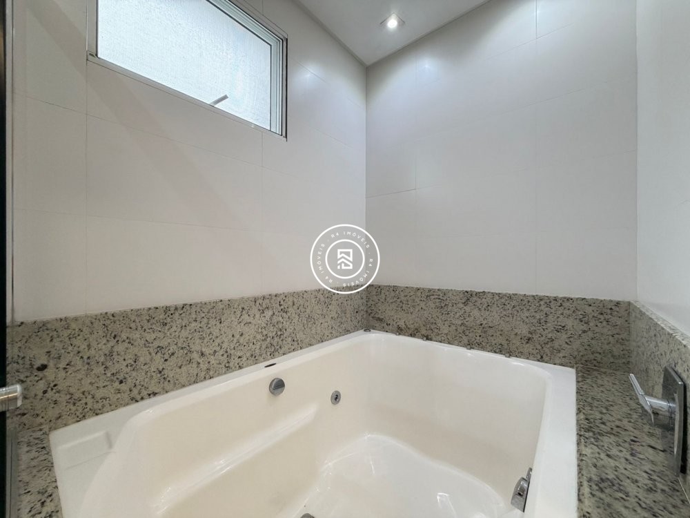 Excelente apartamento na Meia Praia