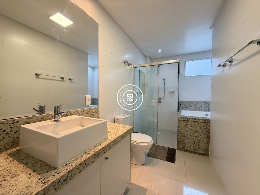 Excelente apartamento na Meia Praia