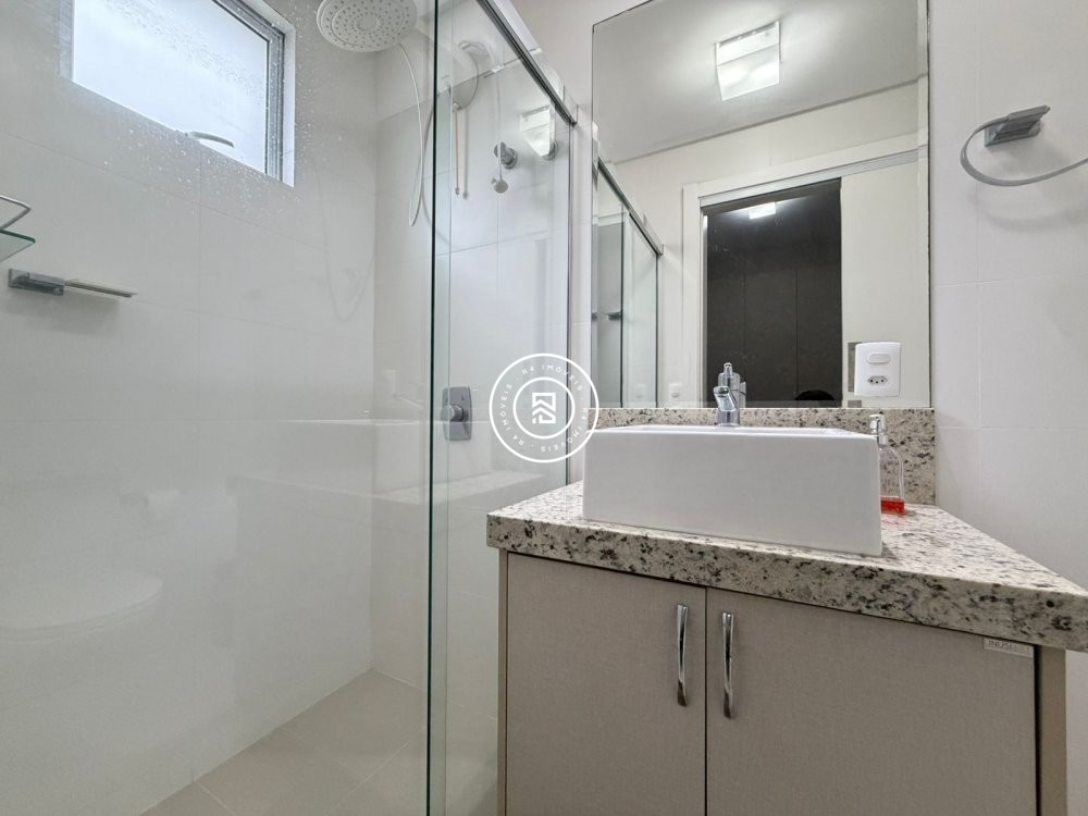 Excelente apartamento na Meia Praia