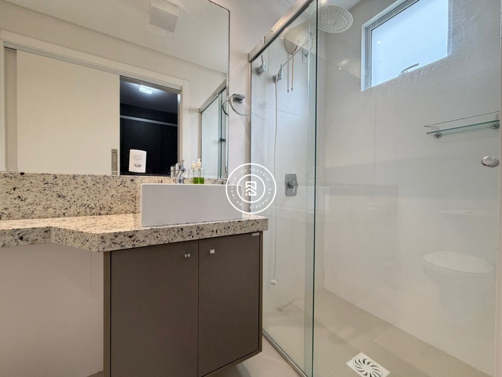 Excelente apartamento na Meia Praia